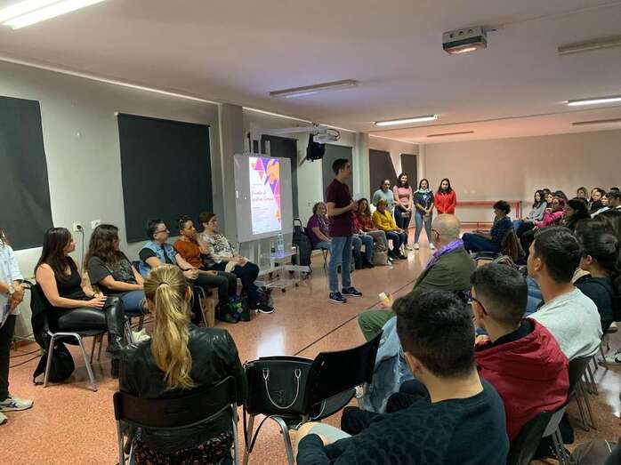 El encuentro literario tuvo lugar este lunes en el IES Lila de Jinámar (Foto TA)